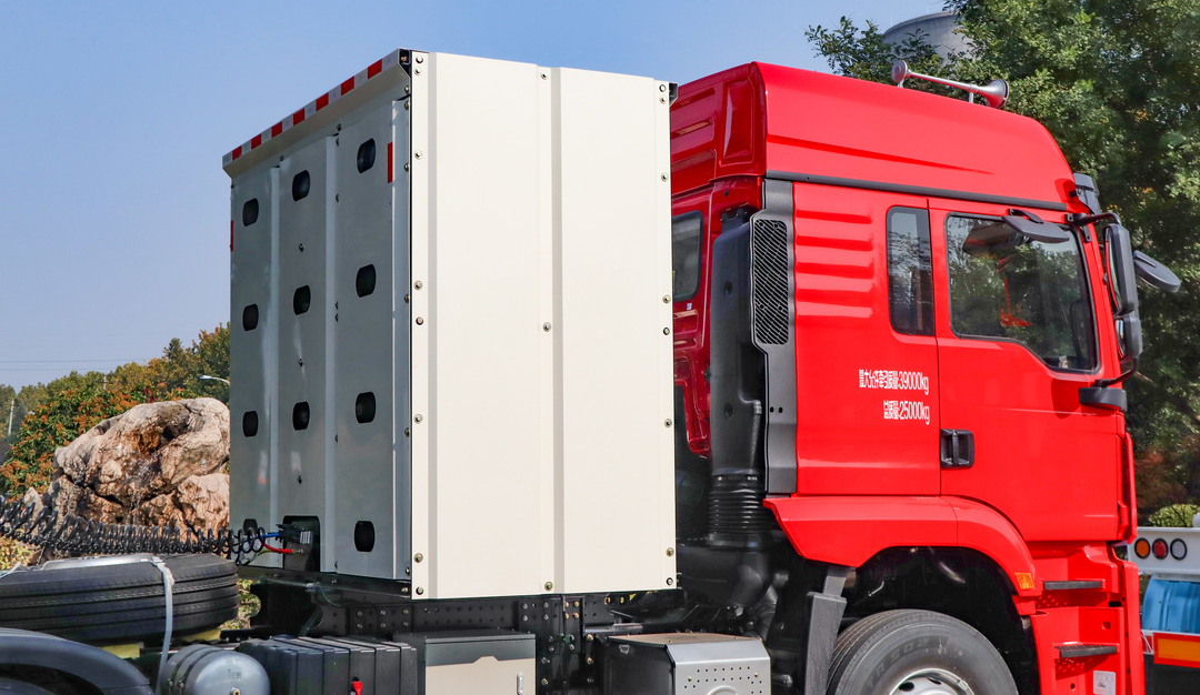 金秋暖陽，微風(fēng)和煦！凌宇新能源粉罐半掛批量奔赴西南地區(qū)